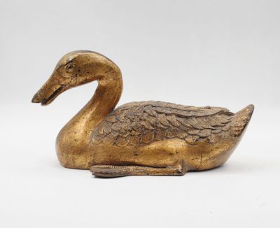 figurine de canard en laiton sur fond blanc