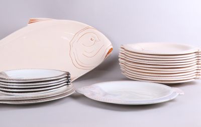 une pile d'assiettes sur lesquelles est dessiné un visage