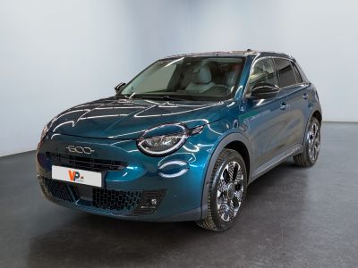 Le SUV bleu est garé dans une grande pièce au sol noir.