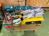 une caisse remplie d'outils posée sur une palette en bois