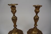 Paire de bougeoirs en bronze ciselé et doré, la base chantou… (photo 2)
