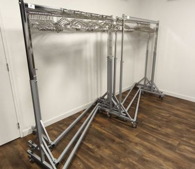 un ensemble de rayonnages métalliques dans une pièce au sol en parquet