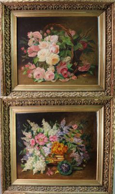 deux tableaux représentant des fleurs, encadrés d'or, accrochés au mur