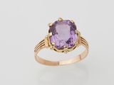 une bague en or avec une pierre d'améthorate au centre
