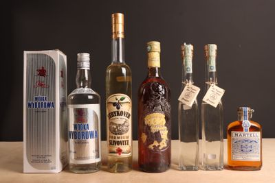 plusieurs bouteilles d'alcool sont alignées sur une table