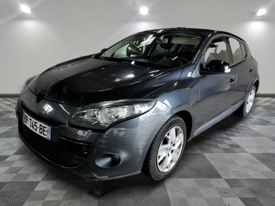 la photo d'une voiture noire garée dans un garage