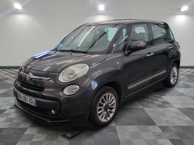 la petite voiture noire est garée sur un sol en damier