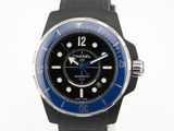 une montre noire avec une lunette bleue
