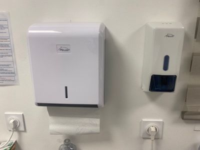 des toilettes et un distributeur de papier accroché au mur