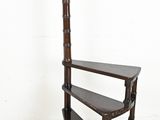 une étagère en bois surmontée de trois tablettes