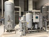 une photo d'une grande installation industrielle de traitement des eaux située dans un bâtiment