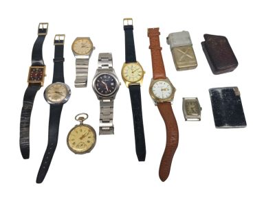 un grand nombre de montres posées sur une table