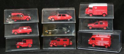 six camions de pompiers rouges dans des boîtes transparentes sur fond noir
