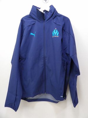 un gros plan sur une veste bleue accrochée au mur