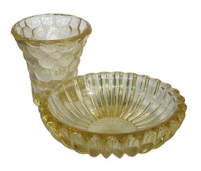 un saladier en verre et un verre posés sur une assiette
