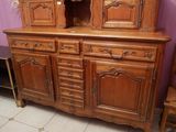 une armoire en bois surmontée d'un miroir