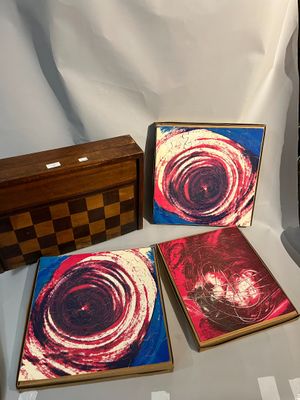 trois livres posés sur une table à côté d'une boîte en bois