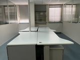 un bureau vide avec un bureau et des chaises à l'intérieur