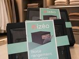 trois cartons posés sur une table dans un placard