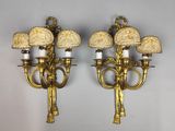 une paire d'appliques murales anciennes en laiton, chacune munie d'une lampe