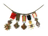 une image représentant un collier orné d'un ensemble de médailles