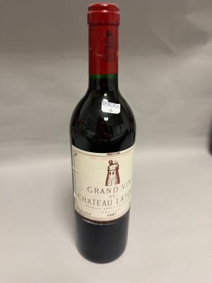 une bouteille de vin posée sur une table