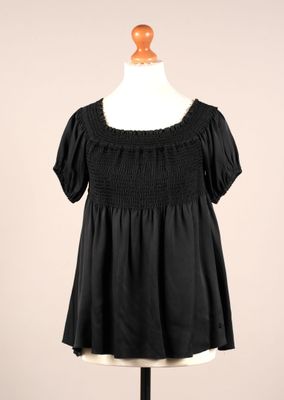 le dos d'une robe noire sur un mannequin