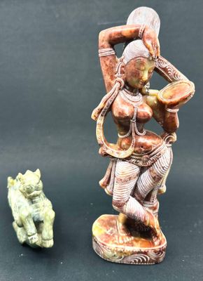 figurine représentant une femme tenant une cruche et un chat