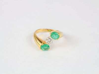 Bague en or jaune centrée d'un diamant de taille brillant pe…