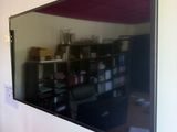 une télévision à écran plat accrochée au mur dans un salon