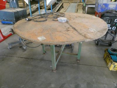 une photo d'une table dans un atelier où se trouvent de nombreux outils