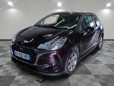 une photo d'une voiture violette garée sur un sol à damier