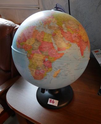 un grand globe terrestre posé sur une table dans un salon