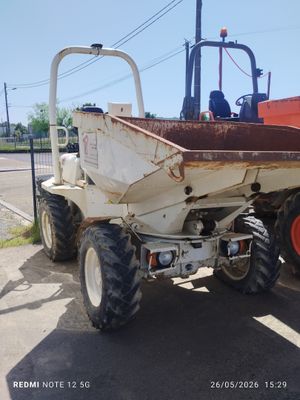 un tracteur garé sur le bord de la route