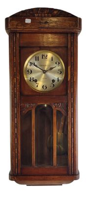 une horloge accrochée au mur de la pièce