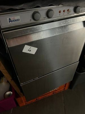 un lave-vaisselle argenté posé sur une palette en bois