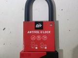 un gros plan d'un cadenas rouge et noir accroché à un mur