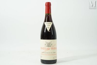 une bouteille de vin posée sur une table