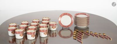 une table sur laquelle sont posées de nombreuses tasses et assiettes