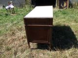 un bureau posé dans l'herbe, dans le jardin