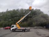 une grue installée à l'arrière d'un camion