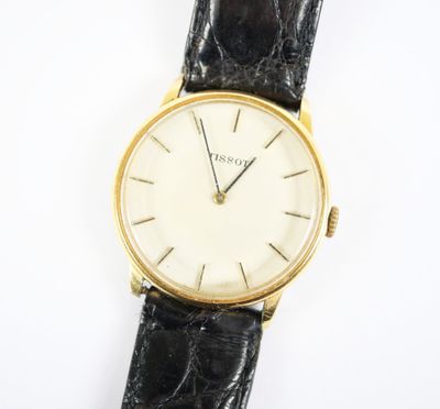 gros plan d'une montre sur une surface blanche avec un bracelet noir