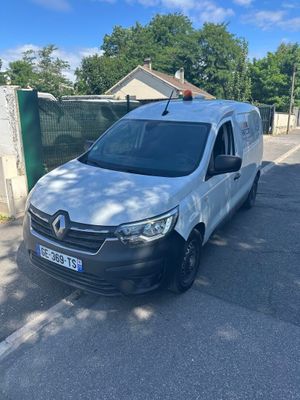 une camionnette blanche garée sur le bord de la route, près d'une clôture