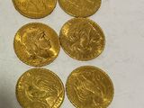 beaucoup de pièces d'or sur la table