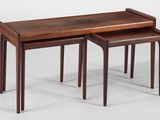 Les deux tables sont en bois et sont équipées d'un petit plateau sur le dessus.