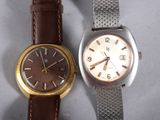 deux montres assises l'une à côté de l'autre sur une table