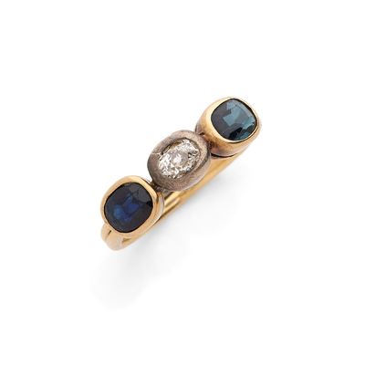 une bague à trois pierres, en diamant et saphir, signée Van Cleef