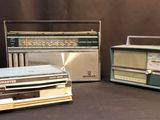 trois radios à l'ancienne posées les unes à côté des autres sur une table