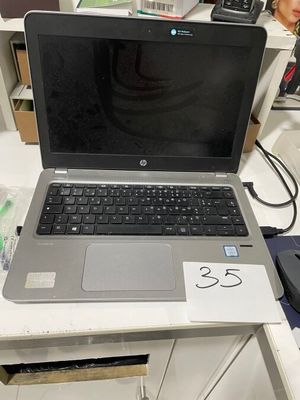un ordinateur portable posé sur un bureau dans une pièce