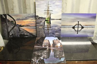 trois tableaux posés côte à côte sur une table